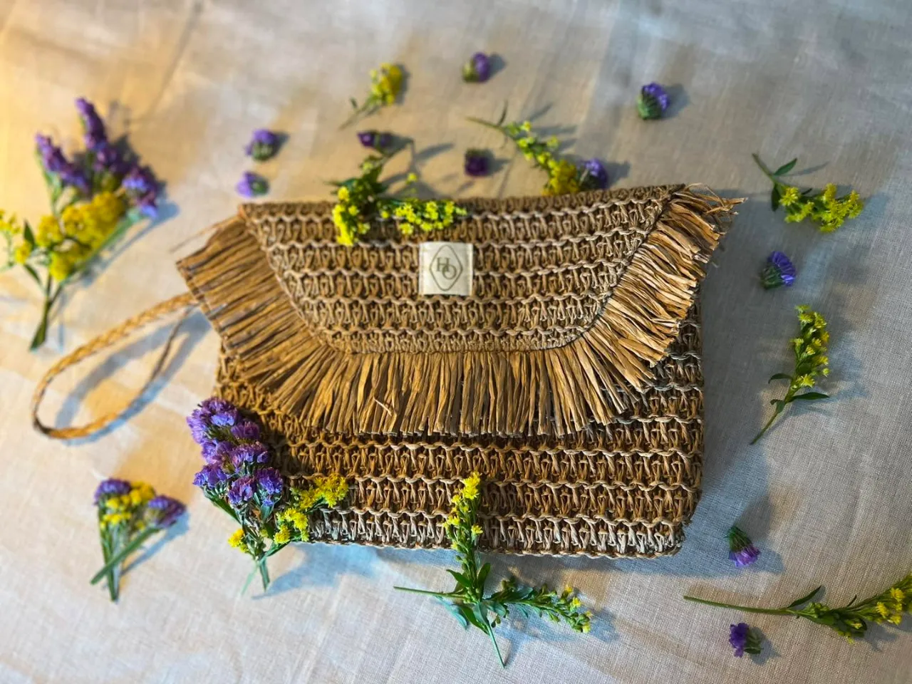 Pochette de couleur marron, intérieur rouge